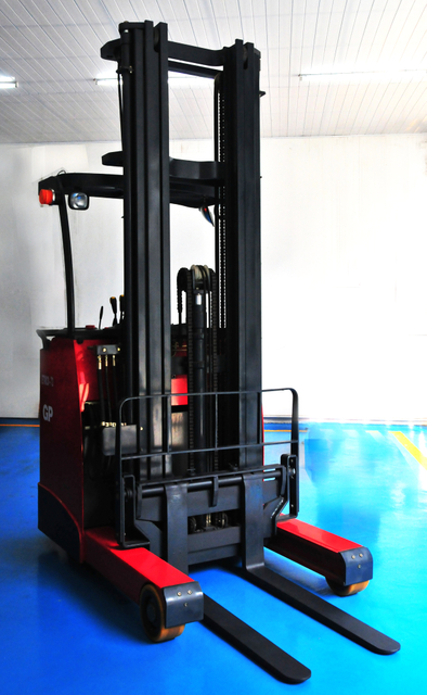 1-1.8ton Electric Reach Forklift Truck