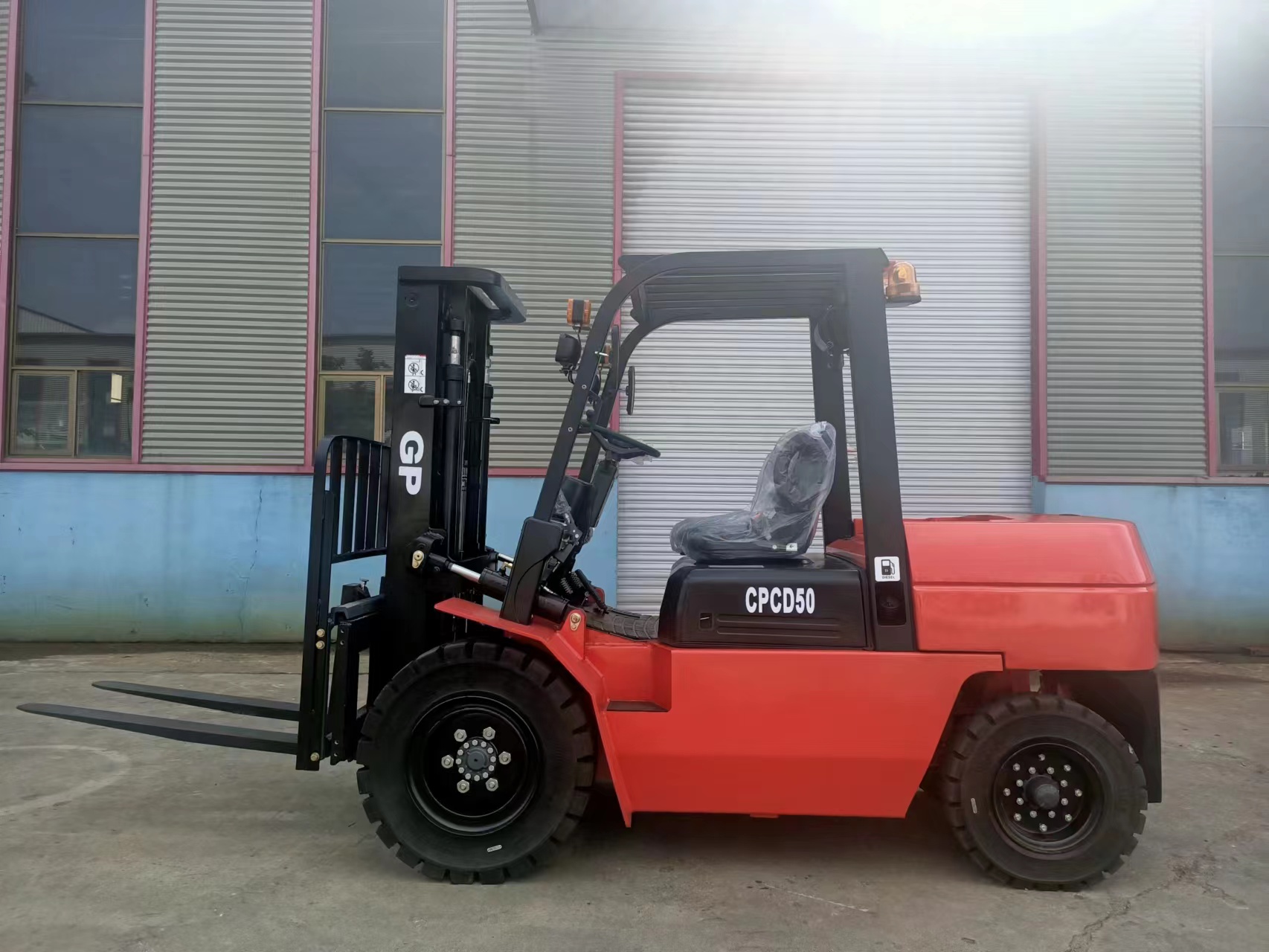 Cpcd50 Factory Wholesale Engine Motor Powered Lift Trucks 5 Ton Diesel Forklift