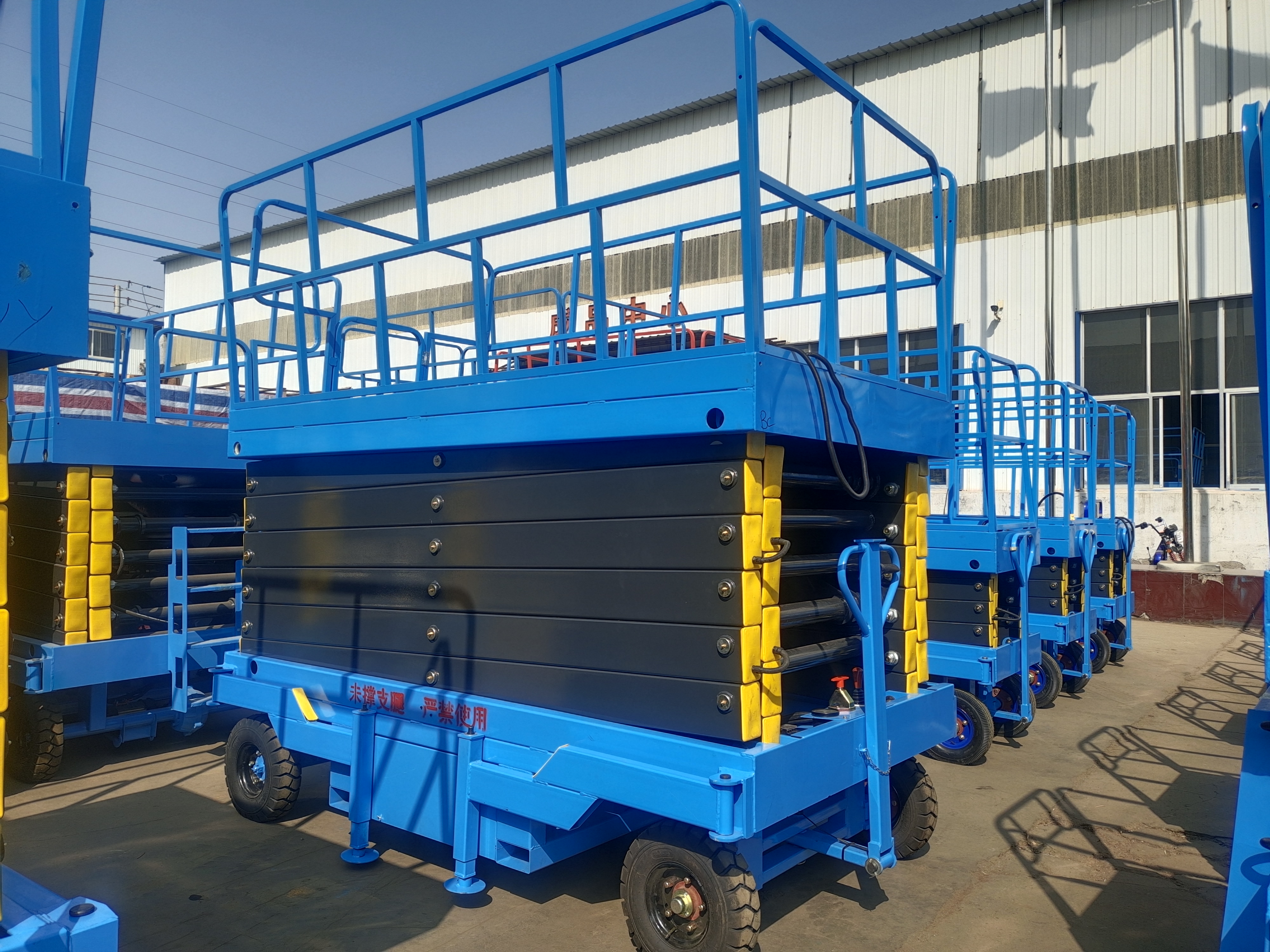 Electric Scissor Auxiliary Platform Lift with 300kg-2000kg Capacity