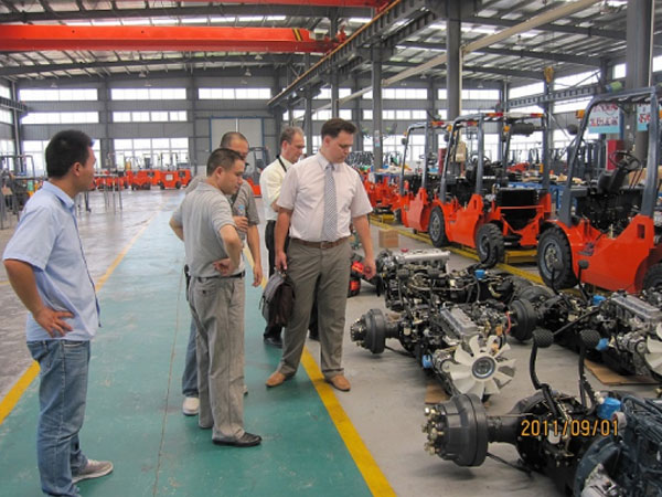 Welcome Mr. Reece from the Polish Forklift Association to visit the forklift production line and provide relevant suggestions - Shanghai Gather Power Industry Co., Ltd.