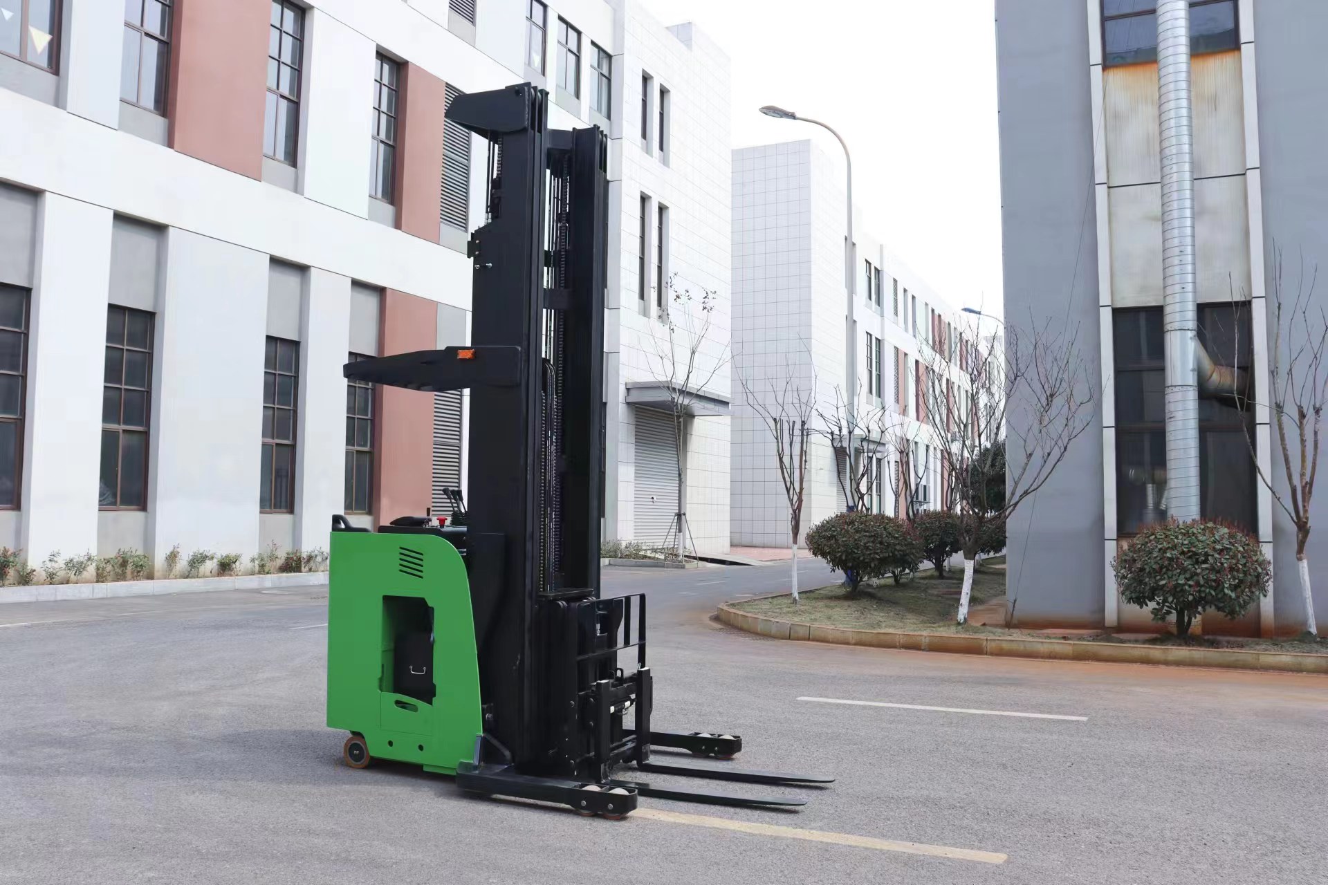 1.5T-2T Electric Reach Forklift Standing Type